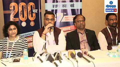 पणजी ः पत्रकार परिषदेत बोलताना महाराष्ट्र ऑलिंपिक संघटनेचे सचिव नामदेव शिरगावकर. सोबत पथक प्रमुख स्मिता शिरोळे-यादव, महाराष्ट्राचे क्रीडा उपसचिव श्री. हांजे, संघटनेचे खजिनदार धनंजय भोसले.