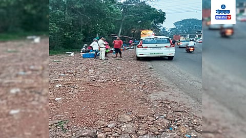 Fish selling near Siolim-Chopdem road