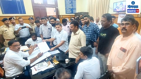 मडगावचे नगराध्यक्ष दामोदर शिरोडकर यांना निवेदन देताना मडगावचे नागरीक. (छायाचित्र : सोयरु कोमारपंत)