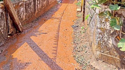 Mapusa a sewage pipe burst into the residential area