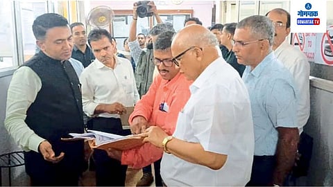 CM Pramod Sawant: मुख्यमंत्र्यांची गोवा साधनसुविधा महामंडळाच्या अधिकाऱ्याबरोबर इमारतीची पाहणी