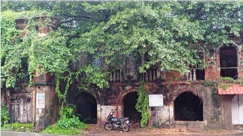 काम्र द सालसेत इमारत मोडकळीस: डॉ. फ्रान्सिस्क लुईस गोम्स यांच्या घरासारखीच या इमारतीचीही पडझड होणार?