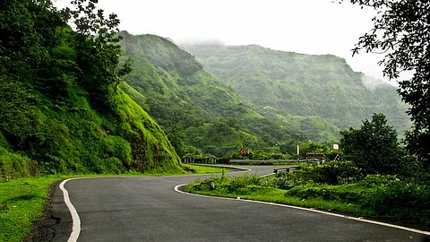 Gaganbawda Kolhapur National Highway: गगनबावडा-कोल्हापूर राष्ट्रीय महामार्गावरील वाहतूक सलग तिसऱ्या दिवशी ठप्प; पावसाचा जोर कायम!