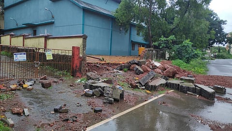 चिखलीत इनडोअर स्टेडियमची भिंत कोसळली