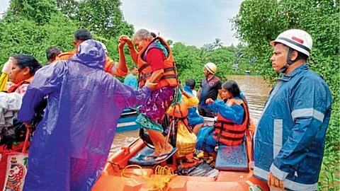 पुरामुळे घरात अडकलेल्या 9 जणांची सुखरुप सुटका, तीन बालकांचा समावेश; बागवाडा शाळेत स्थलांतर