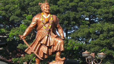 दवर्लीत छत्रपती संभाजी महाराजांच्या पुतळ्यावरुन वाद होण्याची शक्यता, उप-जिल्हाधिकाऱ्यांनी बोलावली तातडीची बैठक