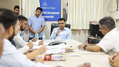 CM प्रमोद सावंतांनी गिरवला पर्रीकरांचा कित्ता, धडक भेटीने अधिकारी हबकले, खात्याचा घेतला आढावा