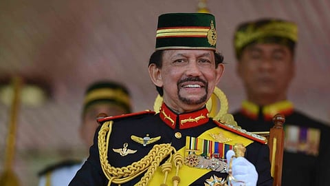 Brunei Sultan: सोन्याने मढवलेले जेट, 7 हजारांहून अधिक आलीशान कार; ब्रुनईच्या सुलतानापुढे दुबईचा राजा फिका!