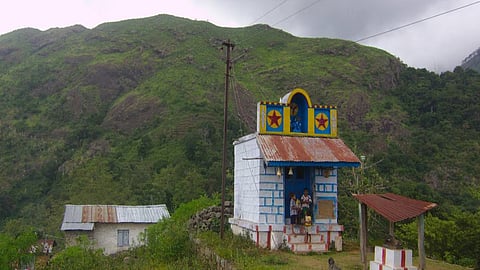 भारतातील 'या' गावात सगळे फिरतात अनवाणी, अजब प्रथा; जाणून घ्या