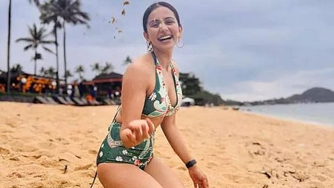 Rakul Preet Singh Beach Look: 'तिचा तो लिडवाळपणा...' रकुलच्या बीचवरील हटके मूव्ह्ज करतात घायाळ!