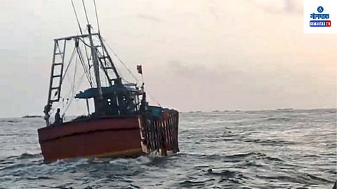 Karnataka Illegal Fishing: ज्या पद्धतीने मलपेचे ट्रॉलर मासेमारी करू लागले आहेत, ते पाहता गोव्यातील मच्छीमारांच्या जाळ्यात मासळी सापडणे कठीण होऊन बसणार असल्याची माहिती