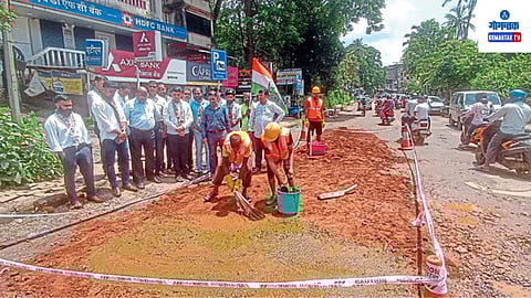 Bad Roads In Goa: दोन आठवड्यांत खड्डे न बुजवल्यास रायबंदरवासीयांचा आंदोलनाचा इशारा; कुडचडे येथे कॉंग्रेसतर्फे खड्डे बुजवून आणि शेण सारवून आंदोलन