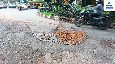 Bad Roads In Goa: पणजी शहर परिसरातील गणपतींचे विसर्जन पार पडले तरीही रस्त्यावरील खड्डे कायम; आम्हाला तात्पुरता खड्डेमुक्त रस्ता द्या पर्वरीत मागणी