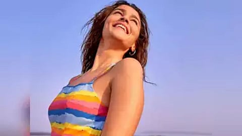 Bollywood Actress Alia Bhatt: हसमुख आलियाचा हॉट अंदाज चाहत्यांना मोहीनी घालतोय!