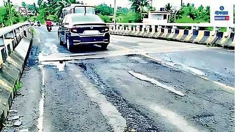 Margao Kokan Railway Flyover: पावसामुळे उड्डाणपुलावरील रस्ता खड्डेमय झाला असून केवळ खड्डे बुजविण्यापुरती स्थिती या रस्त्याची नसून उड्डाणपुलावरील संपूर्ण रस्त्यावर नव्याने हॉटमिक्सिंग करण्याची गरज आहे