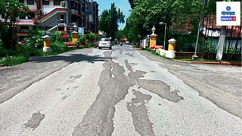 Panaji Roads: पावसाळ्यात अनेक रस्ते खराब झाले. मलनिस्सारणाच्या चेंबरसाठी खोदकाम केलेले खड्डे व्यवस्थित भरण्यात आले नाहीत. त्यामुळे पावसाळ्यात चेंबरच्या भोवतालची जागा उखडली गेली.