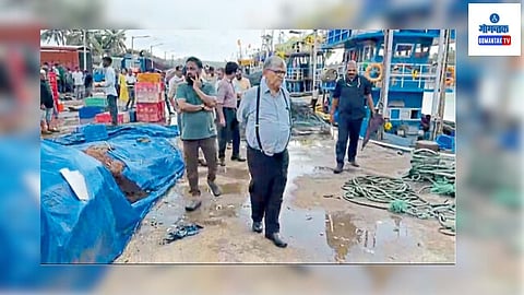 Cutbona Mobor: कुटबण जेटीची अवस्था काय आहे हे जाणून घेण्यासाठी सिक्वेरा यांनी आज या जेटीला भेट दिली. त्यांच्याबराेबर दक्षिण गोव्याचे अतिरिक्त जिल्हाधिकारी उदय प्रभुदेसाई आणि अन्य अधिकारी उपस्थित होते.