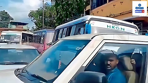 Margao Traffic Issue: काही ठिकाणी पोलिस तैनात केलेले असतात; पण ते त्यांच्या विरोधात काहीच कारवाई करीत नाहीत. केवळ शिट्या वाजवून त्यांना तिथून जायला सांगतात. शिवाय सिटी बसचालकांना कित्येकदा ताकीद देऊनही ते ऐकत नसल्याचे दिसून येत आहे