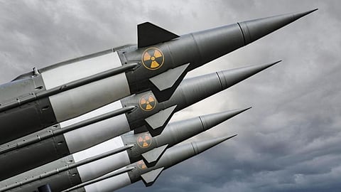 Nuclear Weapons: युद्धाच्या सावटाखाली जग! कोणत्या देशाकडे सर्वाधिक अण्वस्त्रे, भारताचं स्टेटस काय?