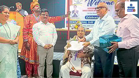 Goa News: समाज कल्याण खात्याने ज्येष्ठ नागरिकांसाठी हेल्पलाईन सुरु करण्याचा निर्णय घेतला असून त्यासाठी खात्यातर्फे ‘अलंकित’ असाईनमेंट्स लिमिटेड कंपनीशी सामंजस्य करार केला