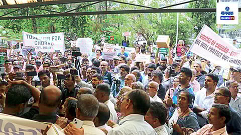 Goa News: पाटो-पणजी येथील नगरनियोजन खात्याच्या कार्यालयाबाहेर राज्यभरातून आलेल्या जनसमुदायाने आंदोलन करत नगरनियोजक राजेश नाईक यांना हटविण्याची एकमुखी मागणी केली