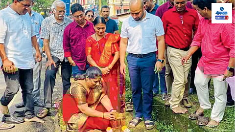 Mapusa Footpath News: म्हापशात पादचाऱ्यांना कोर्ट जंक्शनापासून धुळेर बाजूने, जिल्हा रुग्णालय रस्ता आणि म्हापसा टॅक्सी स्टँडच्या दिशेने चालण्यासाठी एक समर्पित पदपथ मिळणार आहे. उच्च न्यायालयाच्या निर्देशानुसार, म्हापसा नगरपालिका व सार्वजनिक कार्य विभागाने पायाभरणी करून पुढील काम हाती घेतले.