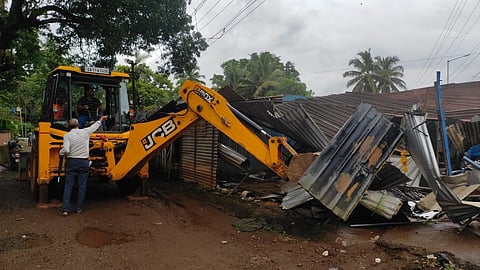 Mapusa: 35 अनधिकृत बांधकामांवर पुन्हा चालला बुलडोझर; करासवाडा जंक्शन येथे पालिकेची कारवाई