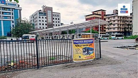 Panjim Smart City Kadamba Bus Stand: पणजी येथील कदंब बसस्थानक परिसरात स्मार्ट सिटीअंतर्गत राजधानीत चालणाऱ्या इलेक्ट्रीक बसेससाठी चार्जर पॉईंट तयार करण्यात आला आहे. मात्र या ठिकाणी प्रवाशांना बसण्यासाठी कोणतीही सोय नाही, त्यामुळे नाराजी व्यक्त होत आहे.