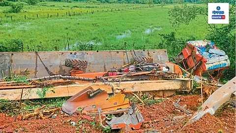 Amona Accidents: आमोणेत धोकादायक वळणाची माहिती देणारा सूचनाफलकही नाही, त्यामुळे जंक्शकडून येणारे वाहन हे भरधाव असते, त्यामुळे वारंवार होणारे हे अपघात टाळण्यासाठी या ठिकाणी उपाययोजना आखणे आवश्यक आहे.