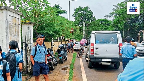 Our Lady of Lourdes High School Valpoi: वाळपई येथील अवर लेडी ऑफ लुर्डस् हायस्कूलसमोरील रस्त्यावरील फुटपाथवर बेशिस्त दुचाकी वाहने पार्किंग केली जात असल्यामुळे विद्यार्थ्यांसह पादचाऱ्यांना मोठ्या अडचणींचा सामना करावा लागत आहे.