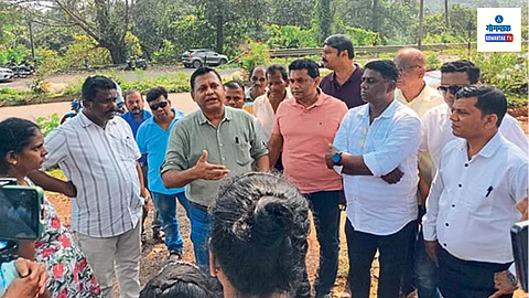 Kerya Khandepar Highway: केरये-खांडेपार येथील तिठ्यावरील धोकादायक महामार्गाची दक्षिण गोव्याचे खासदार विरियातो फर्नांडिस यांनी पाहणी केली. या ठिकाणी उड्डाण पूल किंवा भुयारी मार्ग उभारण्यात यावा यासाठी आपण प्रयत्न करणार असे आश्वासन त्यांनी दिले.