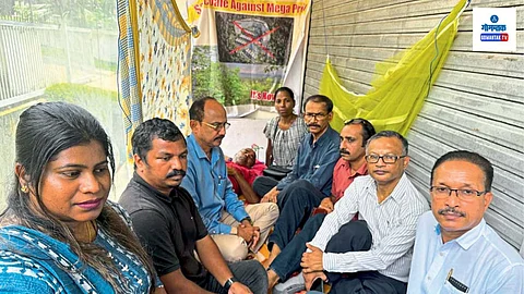 Bhutani Infra Project Sancoale: भूतानी’विरोधात उपोषणाला बसलेले माजी सरपंच प्रेमानंद नाईक यांच्या प्रकृतीबाबत राज्य सरकार गंभीर नाही. त्यांच्या प्रकृतीला धोका निर्माण झाला तर संपूर्ण राज्य पेटून उठेल, असा इशारा काँग्रेसचे सदस्य तथा गोवा प्रदेश काँग्रेसचे माजी अध्यक्ष गिरीश चोडणकर यांनी दिला.