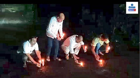 Pernem News: पेडणे ते कोरगाव या मुख्य रस्त्याला सगळीकडे मोठमोठे खड्डे पडले आहेत. आठ दिवसांच्या आत या रस्त्याची दुरुस्ती न केल्यास या रस्त्यावर ‘रास्ता रोको’ आंदोलन करण्यात येईल, असा इशारा पेडणे काँग्रेस गट समिती व समाजकार्यकर्त्यांनी दिवाळीच्या दिवशी रात्री पराष्टे येथे खड्ड्यांत मेणबत्त्या लावून सरकारला दिला.