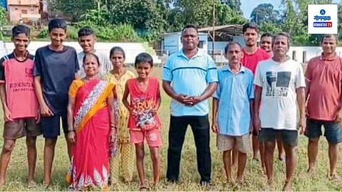 Mayem Road: अगोदर तुंबलेले गटार स्वच्छ करा आणि नंतरच केळबायवाडा-मये येथील क्रीडा मैदानाजवळील रस्त्याच्या हॉटमिक्स डांबरीकरण कामाला सुरवात करा, अशी मागणी केळबायवाड्यावरील लोकांनी केली आहे.