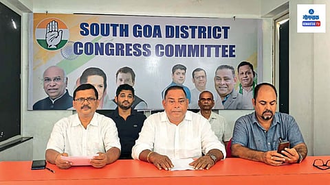 South Goa Congress: सासष्टी, मुरगाव आणि तिसवाडी या तीन तालुक्यांसाठी जमिनीचे सरकारमान्य दर मोठ्या प्रमाणावर वाढविल्याने लोकांमध्ये संतापाचे वातावरण पसरले आहे. या दोन्ही तालुक्यात जमीन खरेदी करताना मुद्रांक शुल्क आकारणीसाठी अधिसूचित करण्यात आलेल्या जमिनीच्या दरांमध्ये अन्यायकारक वाढ केल्याबद्दल काँग्रेस पक्षाने सरकारवर टीका केली.