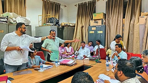 Mapusa Municipality: म्हापसा पालिकेच्या बैठकीत नगराध्यक्ष-नगरसेवकांमध्ये जोरदार 'खडाजंगी'; दुकान भाडेपट्टी, नूतनीकरणावरुन घमासान!