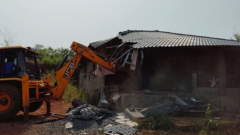 Illegal Construction: सरकारी जमीनीवरील बेकायदेशीर 35 घरे 'जमीनदोस्त'; कुचेलीत प्रशासनाची धडक कारवाई!