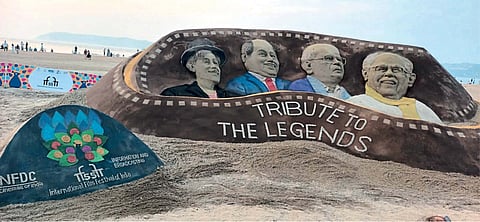 Tribute to the Legends मिरामार किनारी सुदर्शन पटनाईक यांनी साकारले सिने जगतातील दिग्गजांचे Sand Art, पाहा फोटो