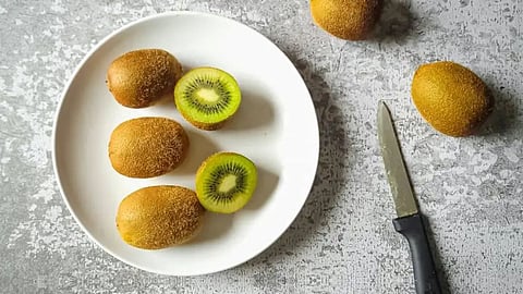 हिवाळ्यात उत्तम आरोग्यासाठी ‘ही’ 6 फळे जरुर खावा, अनेक समस्यांवर रामबाण उपाय!