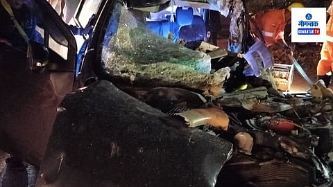 karaswada Mapusa Accident: म्हापसा महामार्गावर पार्क केलेल्या कंटेनरला भरधाव वेगाने येणाऱ्या एका चारचाकीने धडक दिल्याने महाराष्ट्रातून आलेले पर्यटक जखमी झाले