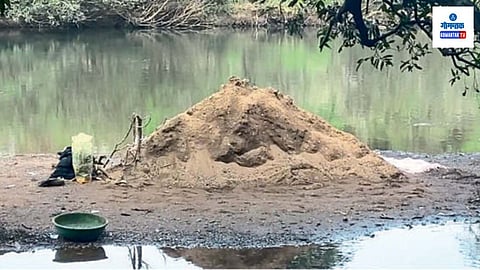 Illegal Sand Mining: कुळे पोलिस ठाण्याच्या हद्दीत परप्रांतीय कामगारांना हाताशी धरुन रेती उपसा, राजकीय वरदहस्ताच्या चर्चेने धरला जोर!