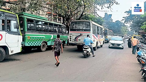 Goa Traffic Police: वाहतूक पोलिसांना अखेर जाग! वास्कोत दुचाकीस्वारांना ठोठावला दंड; पण बसचालकांचा बेशिस्तपणा कमी होईना!
