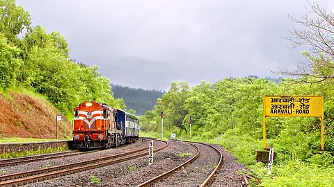 Konkan Railway Special Train: गोवा, कोकणात जाणाऱ्या पर्यटकांसाठी खूशखबर! कोकण रेल्वे सोडणार विशेष रेल्वेगाड्या; वेळापत्रक, थांबे, बुकिंगची माहिती जाणून घ्या