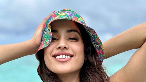 Janhvi Kapoor Beach Look: मौजमस्तीच जान्हवीचा अंदाज..! बीचवरील तिची कायल अदा मोहिनी घालतेय