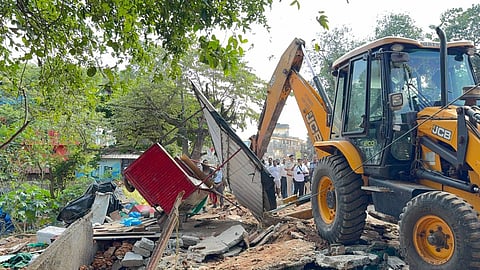 Demolition Drive: दादागिरी काढली मोडून; आके बायश येथे बेकायदेशीर गाड्यांवर पंचायतीने चालवला बुलडोझर