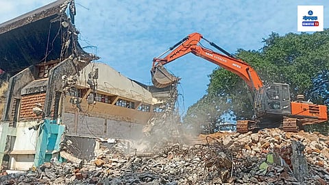 Sanguem Town Hall: ‘टाऊन हॉल’वर शेवटचा हातोडा! सांगेतील जीर्ण इमारतीनं आठवणींना दिला उजाळा