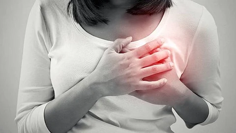 Women Health: महिलांनो हृदय जपा.. मेनोपॉजनंतर हृदयविकाराचा धोका टाळण्यासाठी आहारात 'या' गोष्टींचा समावेश