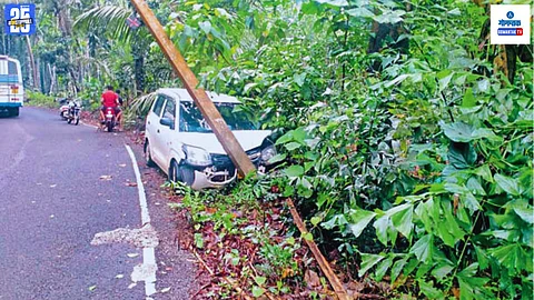Tourist Taxi Hits Electric Poles in Parashte Pernem