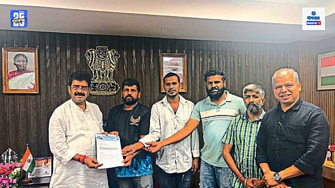 Sadanad Tanavade, Mopa Blue Cab Taxi Counter