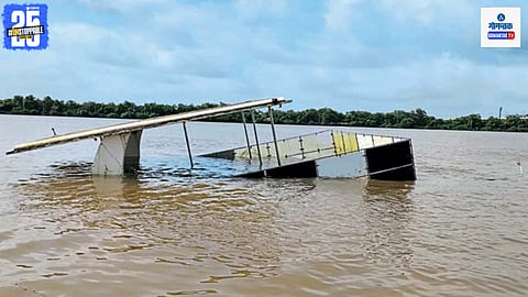Mandovi river boat sinking
